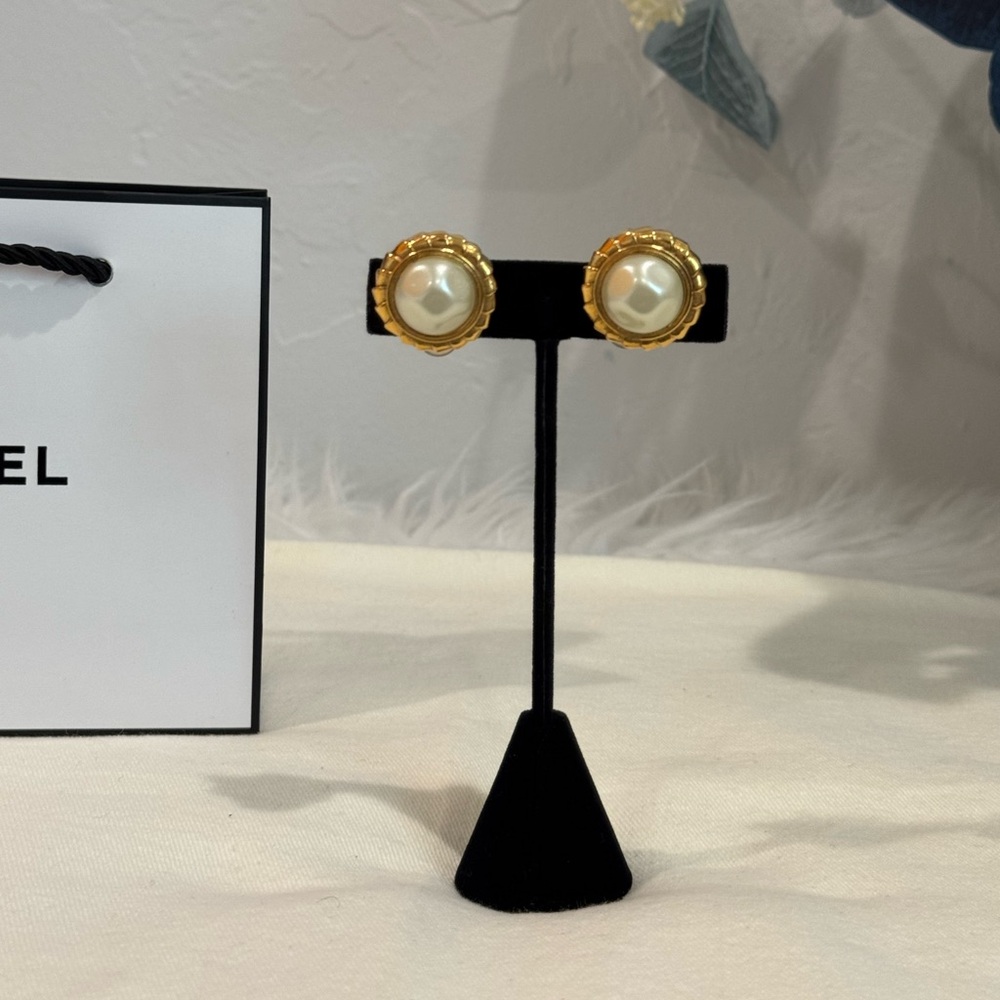 SOLD‼️Chanel 1980s Faux Pearl Button Clip-On Vintage Earrings - Picture 11 of 16